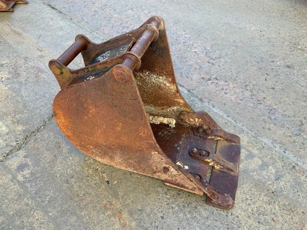 18" DIGGING BUCKET......50mm PINS.......1252. 289210052