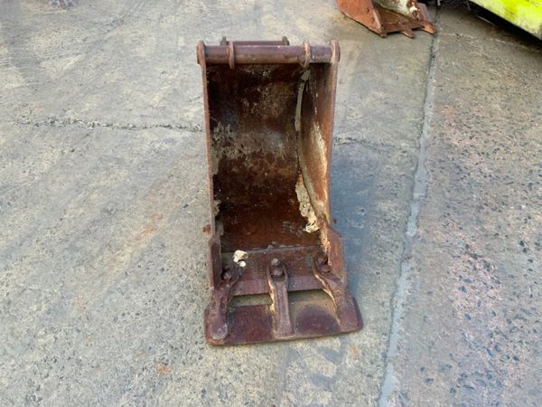 18" DIGGING BUCKET......50mm PINS.......1252. 289210053