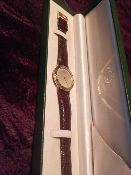 Small gold gucci online watch