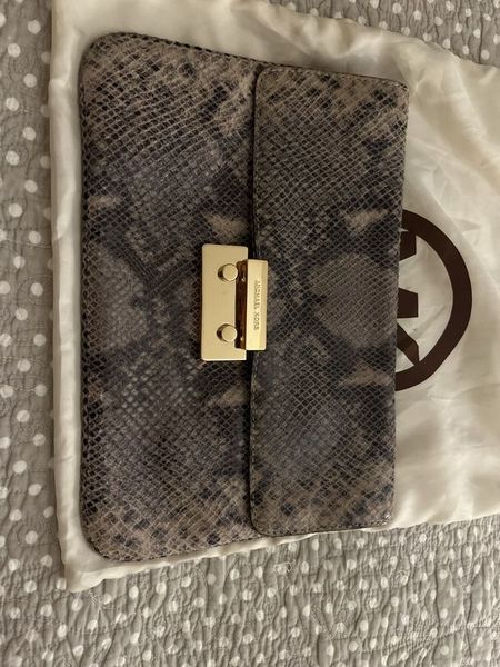 Michael kors 2024 grey clutch bag