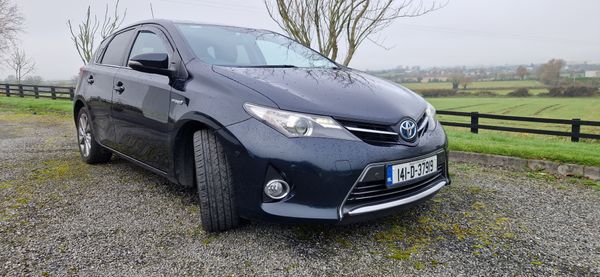 Toyota auris deals hybrid 2014