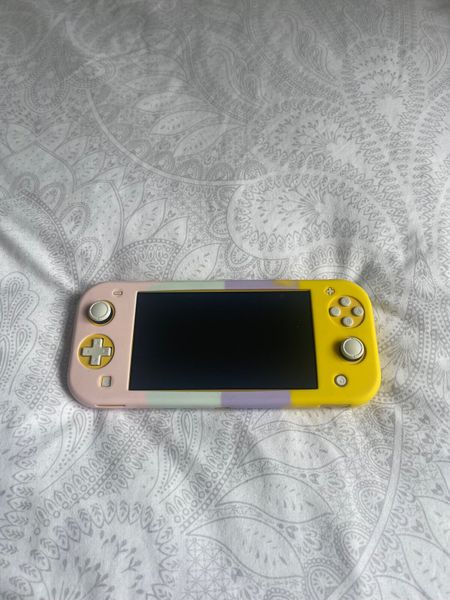 Does nintendo switch lite clearance come with games installed