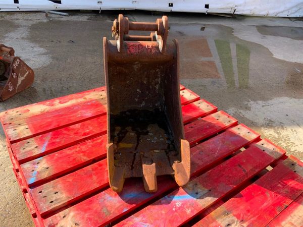 12" TOOTHED BUCKET....30mm PINS.....125. 296615436