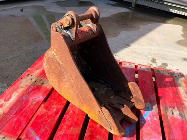12" TOOTHED BUCKET....30mm PINS.....125. 296615437