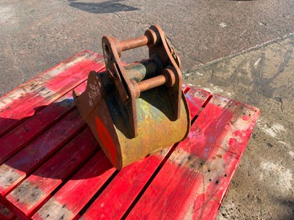 12" TOOTHED BUCKET....30mm PINS.....125. 296615440