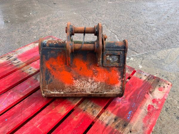 18" MINI DIGGER BUCKET.......30mm PINS....1225. 296621855