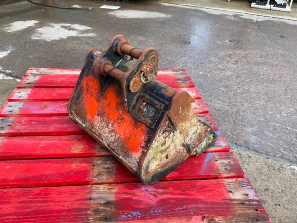 18" MINI DIGGER BUCKET.......30mm PINS....1225. 296621850