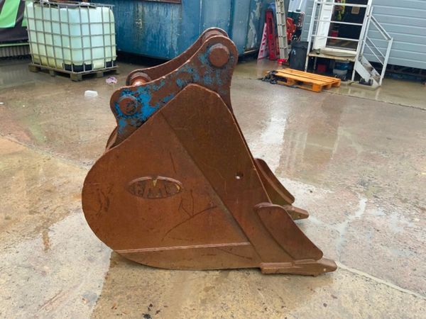 24" BMC DIGGING BUCKET......80mm PINS....501mh. 290126579