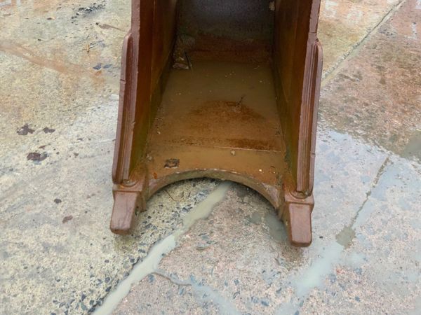 24" BMC DIGGING BUCKET......80mm PINS....501mh. 290126581