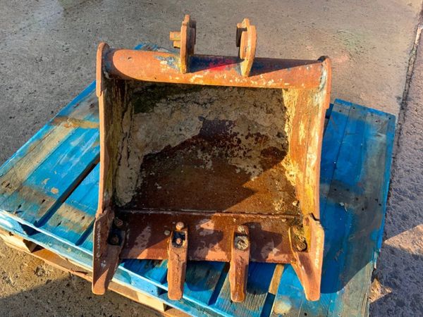 24" DIGGING BUCKET....30mm PINS.......24CPH. 290518153