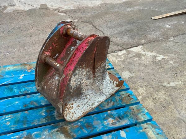 12" TAKEUCHI BUCKET....35mm PINS.......8 290621765