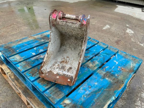 12" TAKEUCHI BUCKET....35mm PINS.......8 290621769