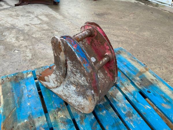 12" TAKEUCHI BUCKET....35mm PINS.......8 290621771