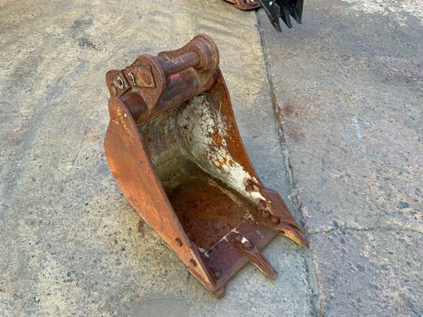 18" DIGGING BUCKET.......45mm PINS....1201. 290870279