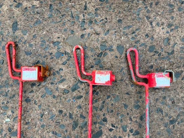 COMBI SAFE MESH BARRIER RETAINING CLAMPS. 291114171