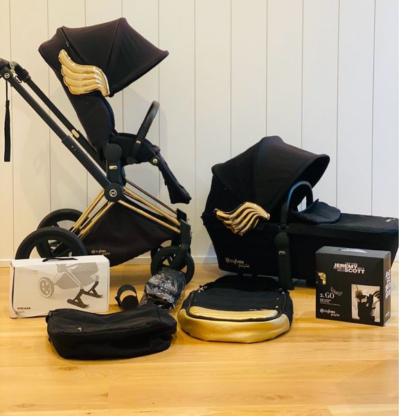 Black stroller on sale with gold wings