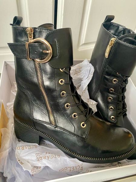 guess black boots gold buckle