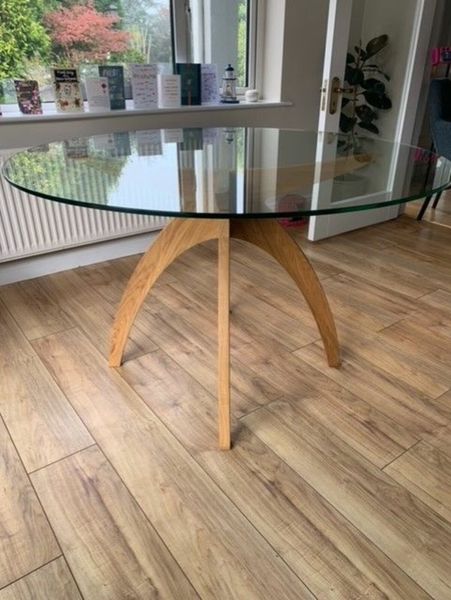 Round glass table with deals oak legs