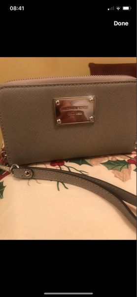 Michael kors 2024 wrist bag