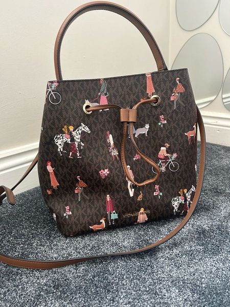 Michael kors outlet bucket bag