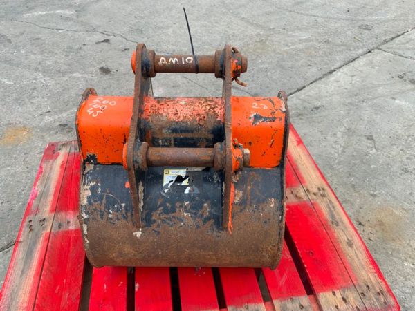 24" CAT DIGGING BUCKET......45mm PINS......143wa. 304577799
