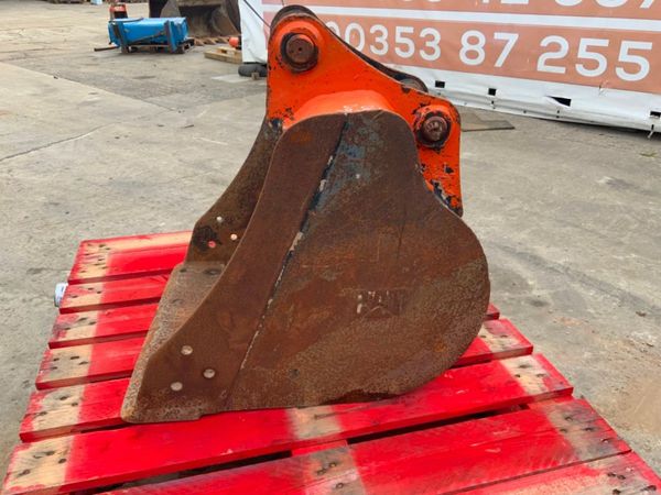 24" CAT DIGGING BUCKET......45mm PINS......143wa. 304577804