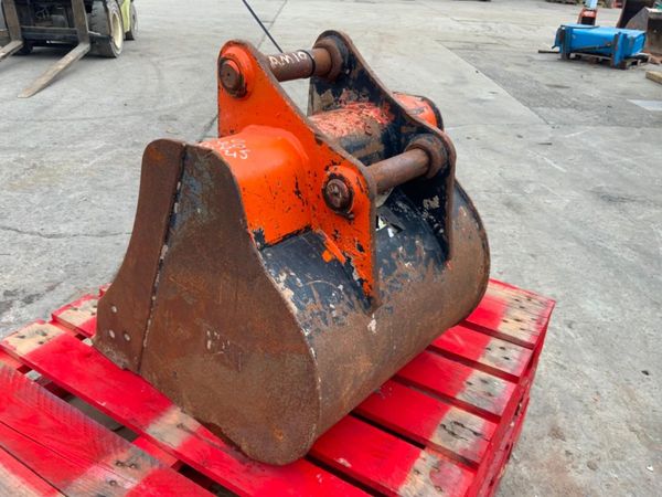 24" CAT DIGGING BUCKET......45mm PINS......143wa. 304577805