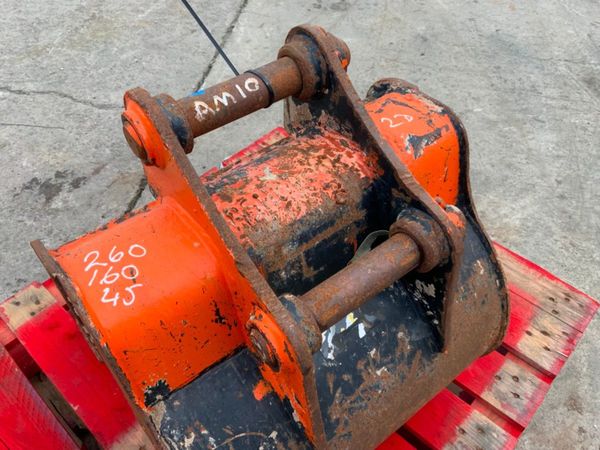 24" CAT DIGGING BUCKET......45mm PINS......143wa. 304577806