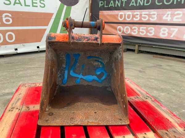 24" CAT DIGGING BUCKET......45mm PINS......143wa. 304577802
