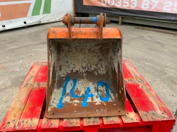 24" CAT DIGGING BUCKET.....45mm PINS....140wa. 304577816