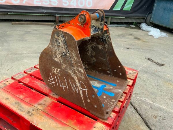 24" CAT DIGGING BUCKET.......45mm PINS........141 304578109