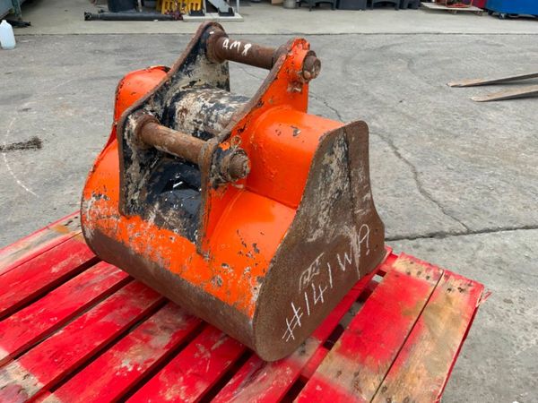 24" CAT DIGGING BUCKET.......45mm PINS........141 304578110