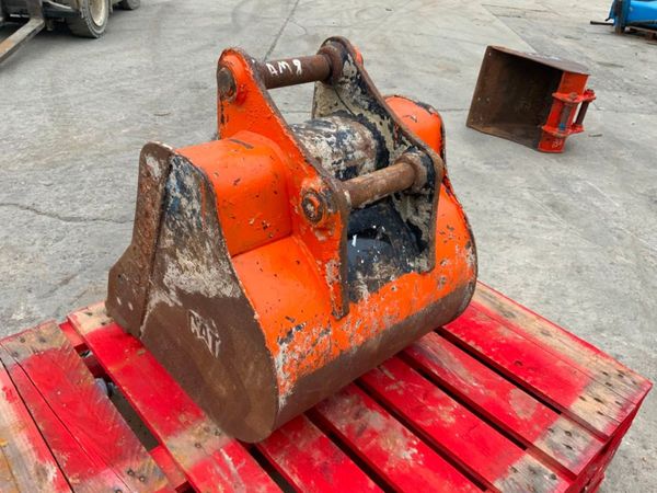 24" CAT DIGGING BUCKET.......45mm PINS........141 304578111