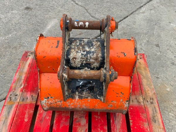 24" CAT DIGGING BUCKET.......45mm PINS........141 304578112