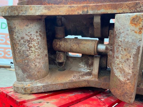 HYDRAULIC Q/HITCH....100mm PINS......161wa. 304585245