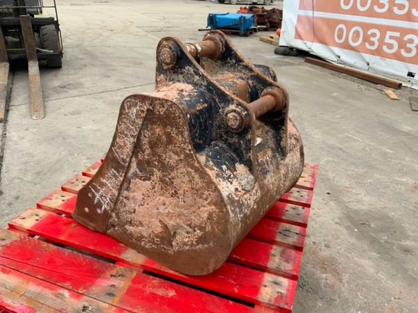 24" CAT DIGGING BUCKET......45mm PINS......146wa. 304580912