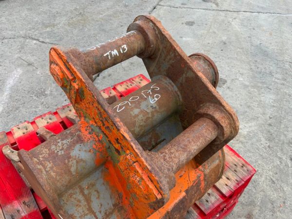 24" DIGGING BUCKET......60mm PINS.......133wa. 304594655