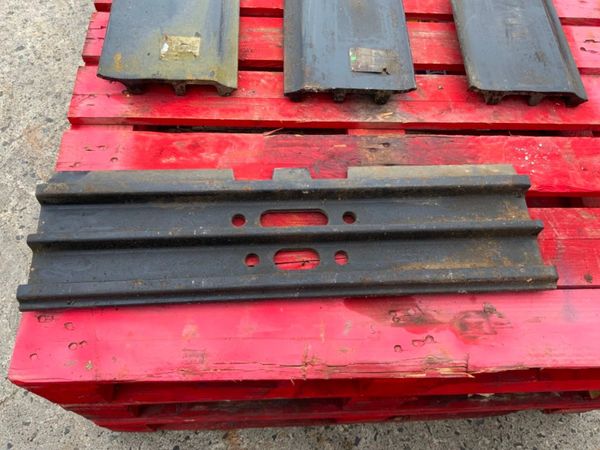 UNUSED HITACHI 700mm TRACK PADS.....2054040. 308820768