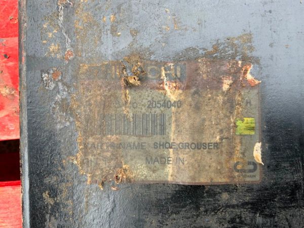 UNUSED HITACHI 700mm TRACK PADS.....2054040. 308820812