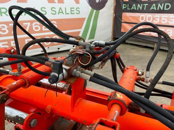 FINLAY HYDRAULIC BLOCK GRAB......4 BALE. 309680347