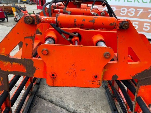 FINLAY HYDRAULIC BLOCK GRAB......4 BALE. 309680356