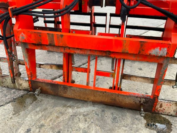 FINLAY HYDRAULIC BLOCK GRAB......4 BALE. 309680358