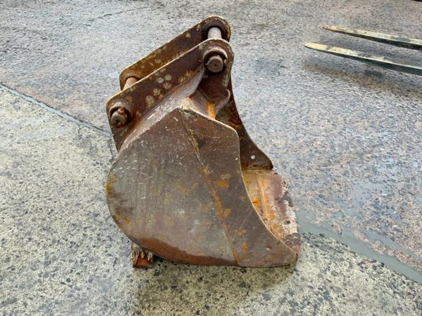 24" JCB 3cx DIGGING BUCKET.....45mm PINS....34545 300119648