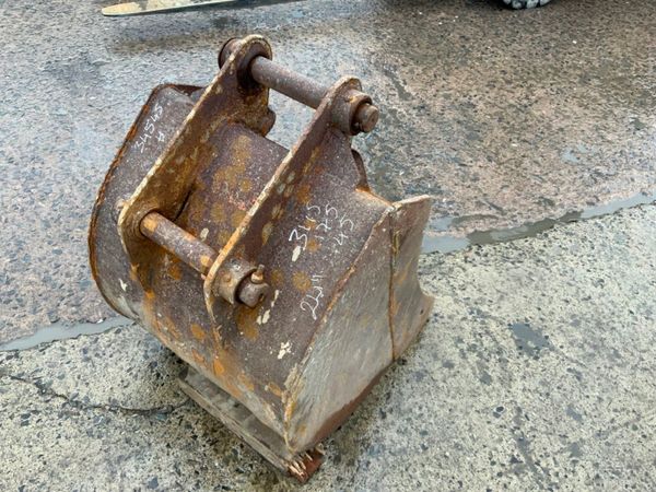 24" JCB 3cx DIGGING BUCKET.....45mm PINS....34545 300119649