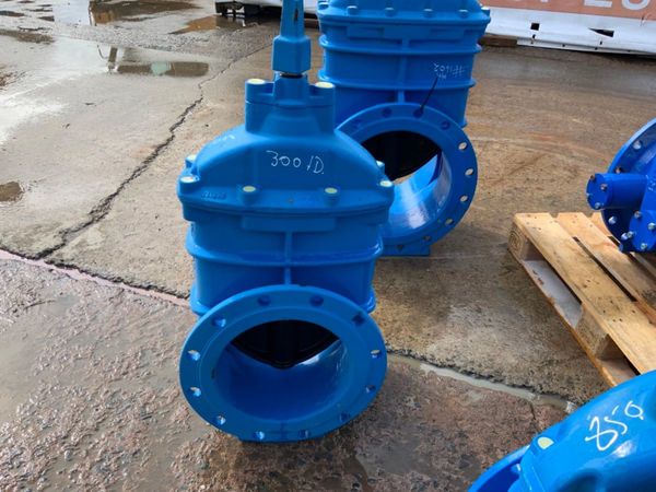 CAST IRON WATERMAIN SLUICE VALVES....1602 301020854