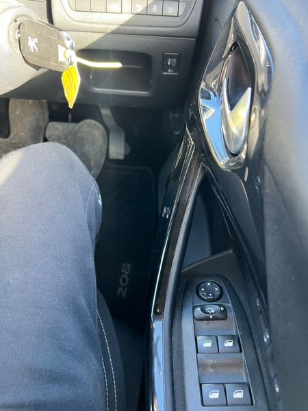 16 Peugeot 208 1.2 Autos 301924385