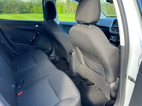 16 Peugeot 208 1.2 Autos 301924396