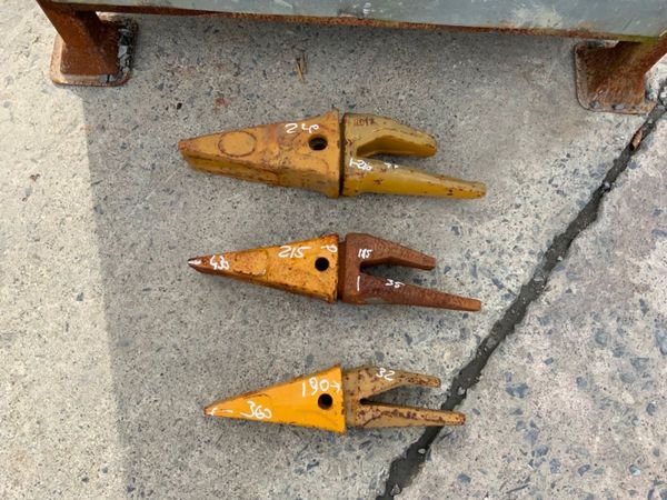 CAT TYPE BUCKET TEETH ADAPTORS / TIPS. 302573773