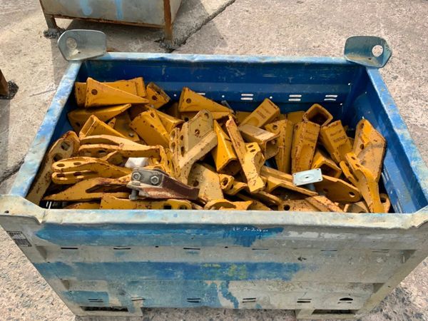 CAT TYPE BUCKET TEETH ADAPTORS / TIPS. 302573783