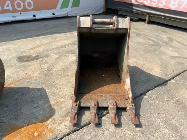 30" VOLVO DIGGING BUCKET....70mm PINS.....4mh. 303985681
